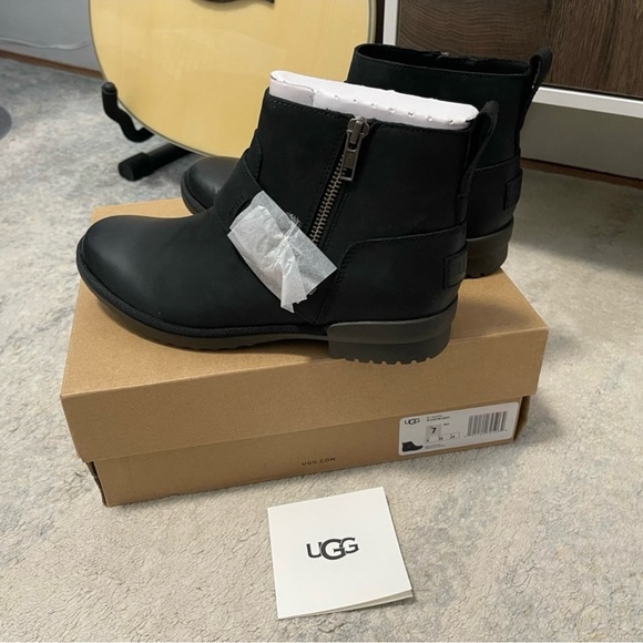 NIB Women’s Size 7 UGG Cheyne Zipper & Buckle Leather Ankle Boots In Black - Picture 3 of 13